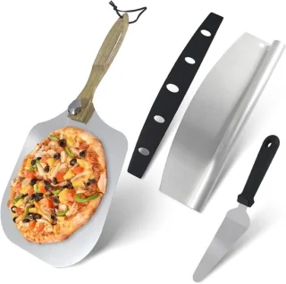 Pizza set met pizza schep, pizza snijder en kaasschep