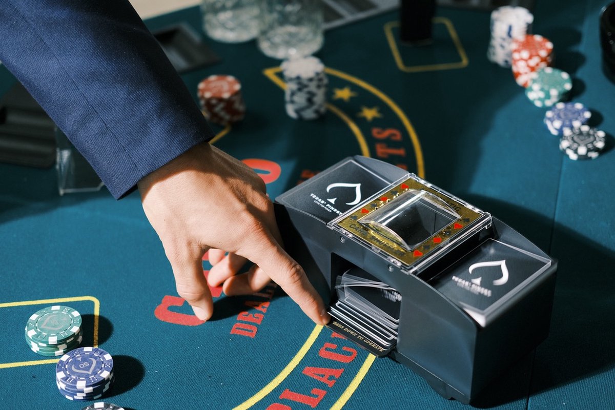 Texas' Finest Kaartschudmachine inclusief Pokermat en Speelkaarten