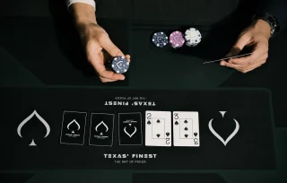 Texas' Finest Kaartschudmachine inclusief Pokermat en Speelkaarten