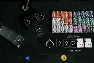 Texas' Finest Kaartschudmachine inclusief Pokermat en Speelkaarten