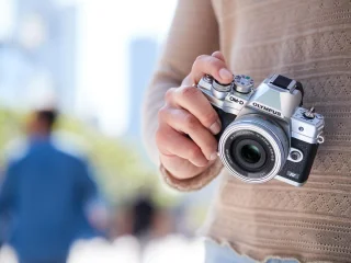 Olympus OM-D E-M10 Mark IV Systeemcamera + ED 14-42mm EZ Lens Zilver