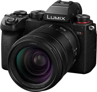 Panasonic LUMIX S5D + S 28-200mm f/4-7.1 Black