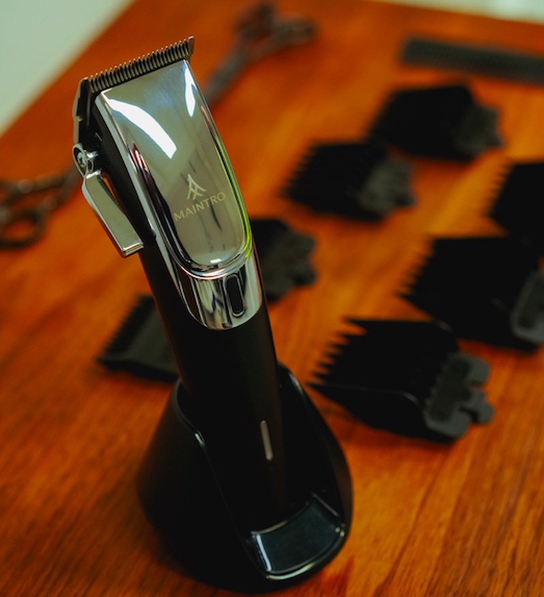 Wat vinden we goed aan de Maintro CL2400 Pro Draadloze Tondeuse Complete Set